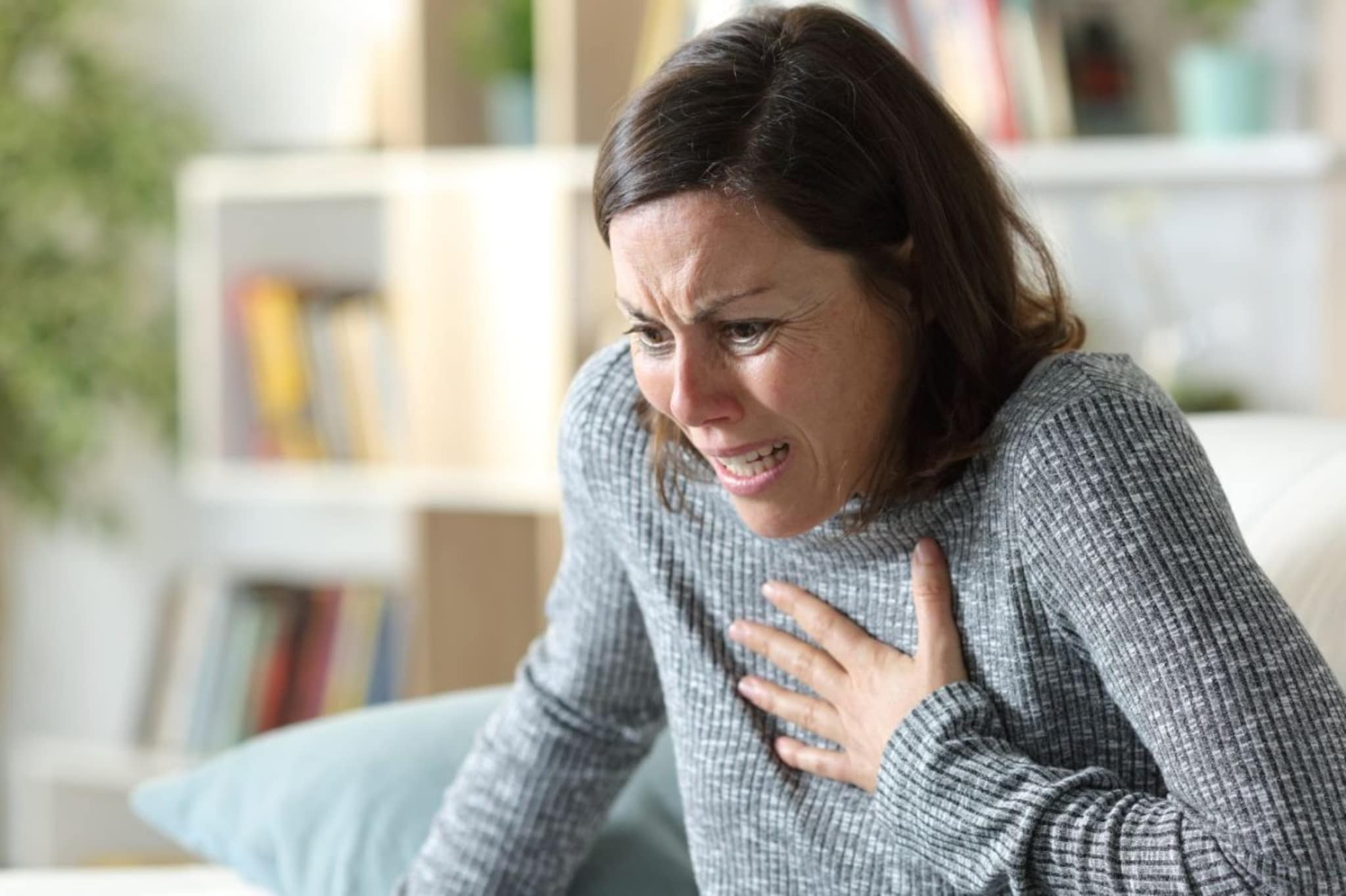 Heart Attack : महिलांमधे आढळणारी हृदयविकाराची लक्षणं, या टिप्स नक्की लक्षात ठेवा