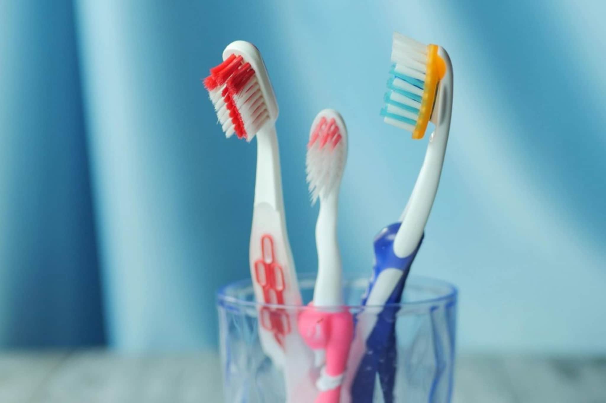 जुन्या टूथब्रशचे 'हे' भन्नाट उपयोग तुम्ही पहिले नसतील! अवघड कामही बनवते सोपे