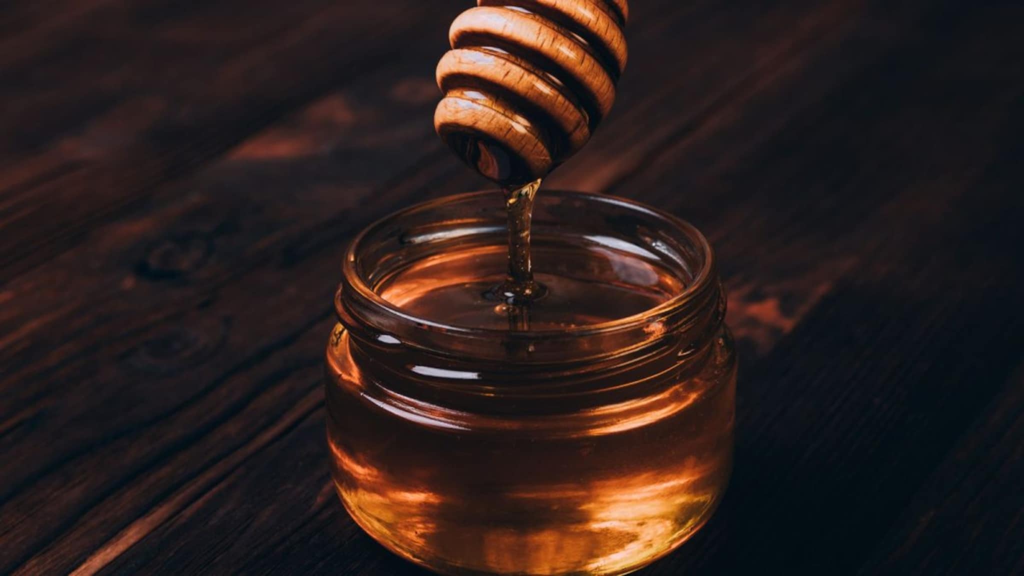 Honey : त्वचेसाठी कसा करायचा मधाचा वापर, जाणून घ्या मधाचे उपयोग आणि वापरण्यासाठीच्या टिप्स