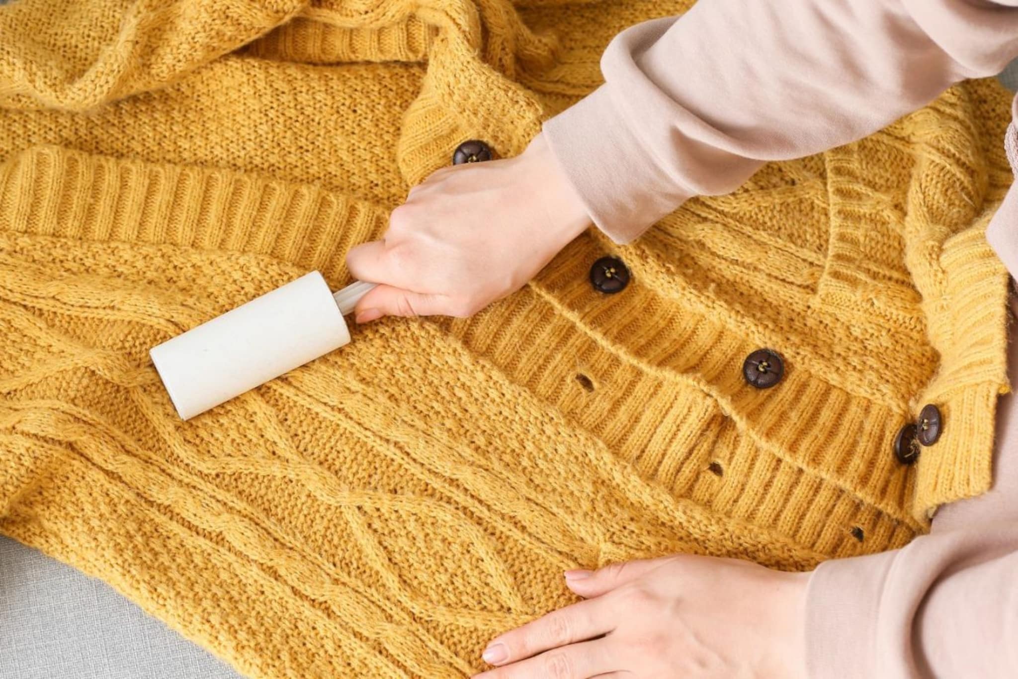 स्वेटर, जॅकेट आणि ब्लँकेट्स क्षणांत होतील लिंट-फ्री! ट्राय करा हे 5 घरगुती उपाय स्वेटर, जॅकेट आणि ब्लँकेट्स क्षणांत होतील लिंट-फ्री! ट्राय करा हे 5 घरगुती उपाय