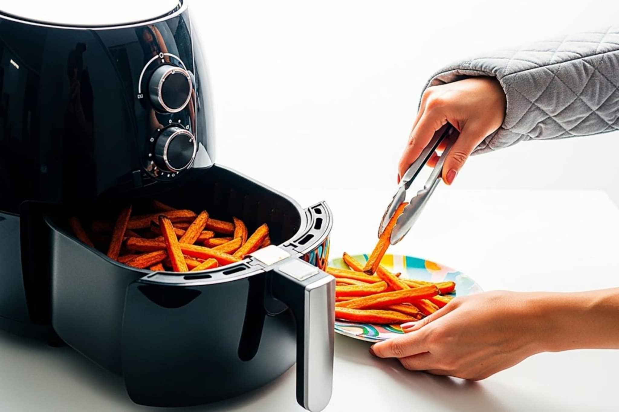 चिकट-तेलकट एअर फ्रायर स्वच्छ करण्याची सोपी पद्धत, काही मिनिटांत होईल क्लीन चिकट-तेलकट एअर फ्रायर स्वच्छ करण्याची सोपी पद्धत, काही मिनिटांत होईल क्लीन