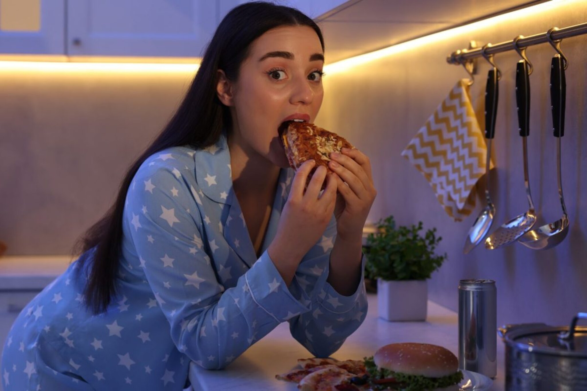 कितीही भूक लागली तरी सायंकाळी 'हे' स्नॅक्स खाऊ नका! पोटावर होतात गंभीर परिणाम