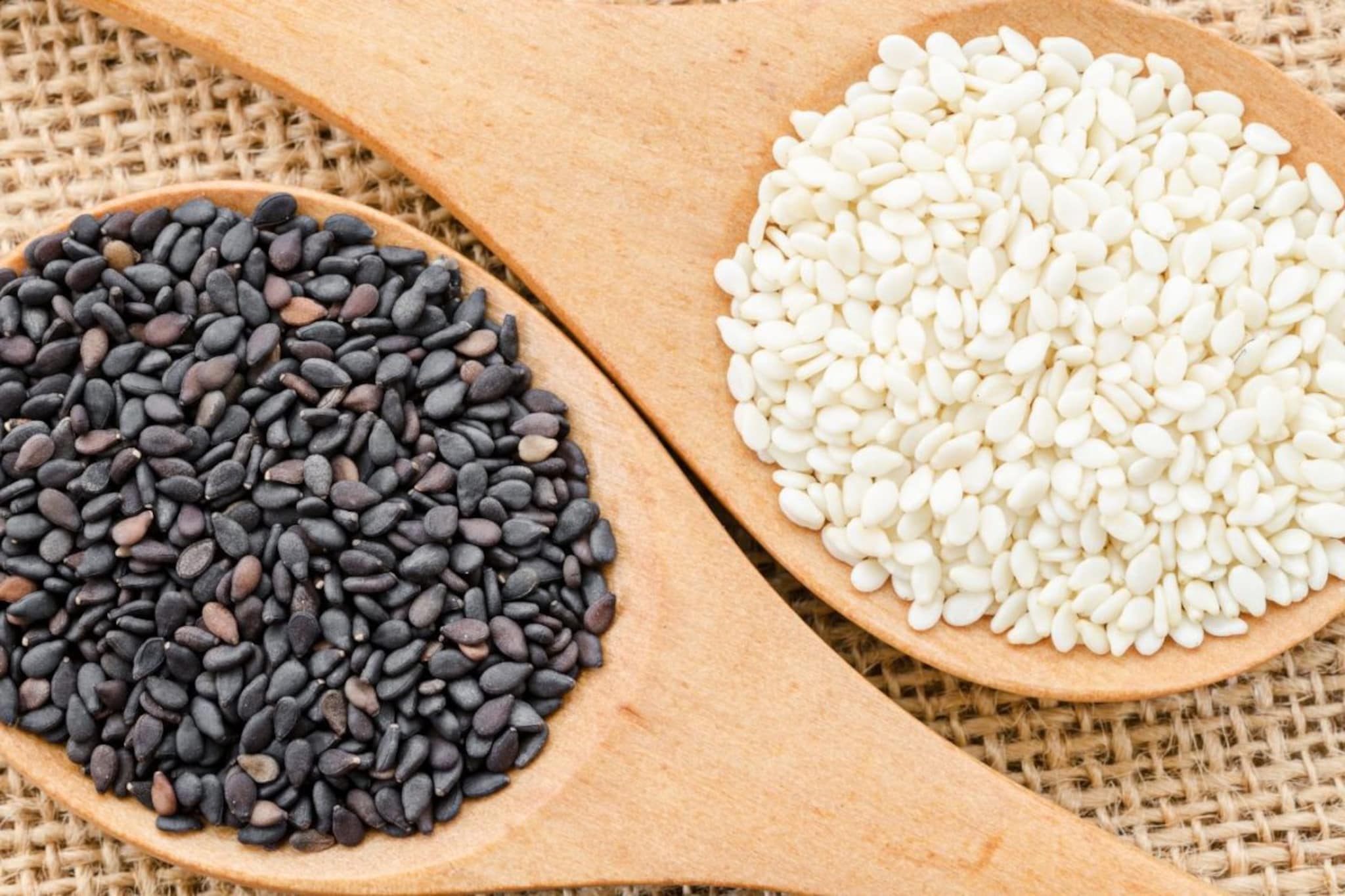 महिलांसाठी काय जास्त फायदेशीर, काळे तीळ की पांढरे? छोटा बदल दूर करेल अनेक त्रास