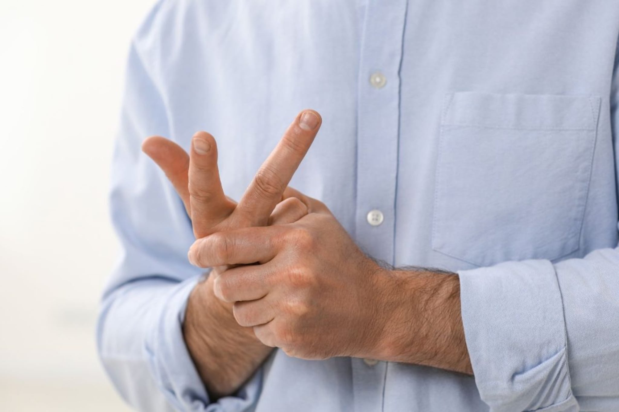 हातापायांची बोटं मोडल्याने काय होतं? याचे काही गंभीर दुष्परिणाम होतात का?