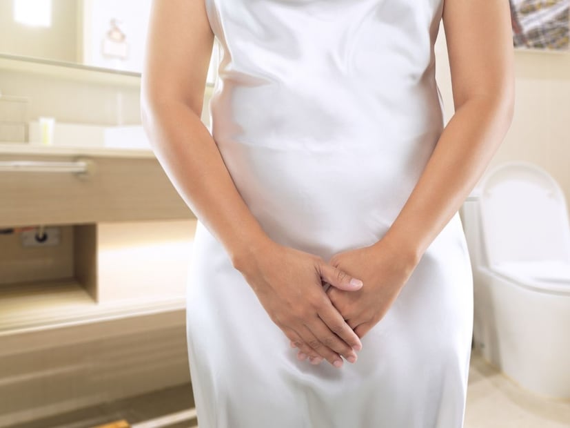 पुरुषामध्ये 40-50 वयाच्या पुढे प्रोस्टेट ग्रंथी वाढू लागते, ती लघवीच्या पिशवीत वाढली तर तिथं लघवी शिल्लक राहते आणि नवीन लघवी तयार झाली की त्या व्यक्तीला रात्रीच्या वेळी लघवी जास्त होते. कॉफी, दारू, कोणतंही द्रव शरीरात जास्त गेलं तर लघवी जास्त होते.