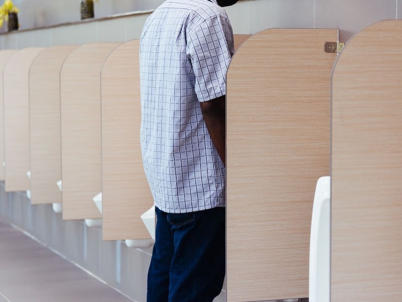 गंभीर म्हणजे हे किडनी फेल झाल्याचं लक्षण असू शकतं आणि जर दोन्ही किडनी चांगल्या आहेत, लघवीही तयार होते आहे, पण ती होत नाही तर ती कुठेतरी ब्लॉक झालेली आहे. तसंच हे औषधाचे दुष्परिणामही असू शकतात.