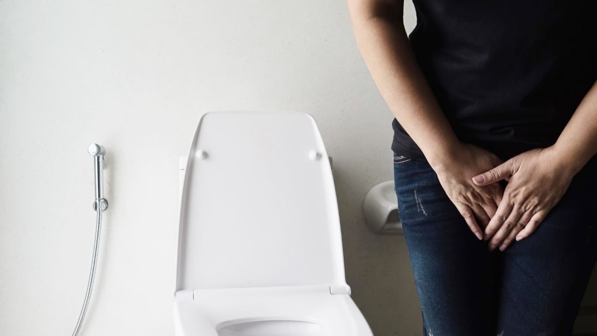 Urine : दिवसभरात किती वेळा लघवी व्हायला हवी? लातूरच्या डॉक्टरांनी सांगितलं प्रमाण