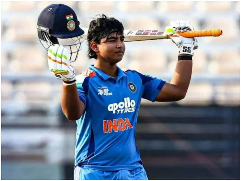 अंडर-19 यूथ वनडे सीरिजच्या दुसऱ्या सामन्यात 14 वर्षांच्या वैभवने फक्त 19 बॉलमध्ये त्याचं अर्धशतक पूर्ण केलं. अर्धशतकापर्यंत पोहोचण्यासाठी वैभवने एकही फोर मारली नाही. 8 सिक्सच्या मदतीने वैभवने 48 रन काढले आणि दोनवेळा एक-एक रन घेऊन 50 रन पूर्ण केल्या. अंडर-19 यूथ वनडे सीरिजच्या दुसऱ्या सामन्यात 14 वर्षांच्या वैभवने फक्त 19 बॉलमध्ये त्याचं अर्धशतक पूर्ण केलं. अर्धशतकापर्यंत पोहोचण्यासाठी वैभवने एकही फोर मारली नाही. 8 सिक्सच्या मदतीने वैभवने 48 रन काढले आणि दोनवेळा एक-एक रन घेऊन 50 रन पूर्ण केल्या.