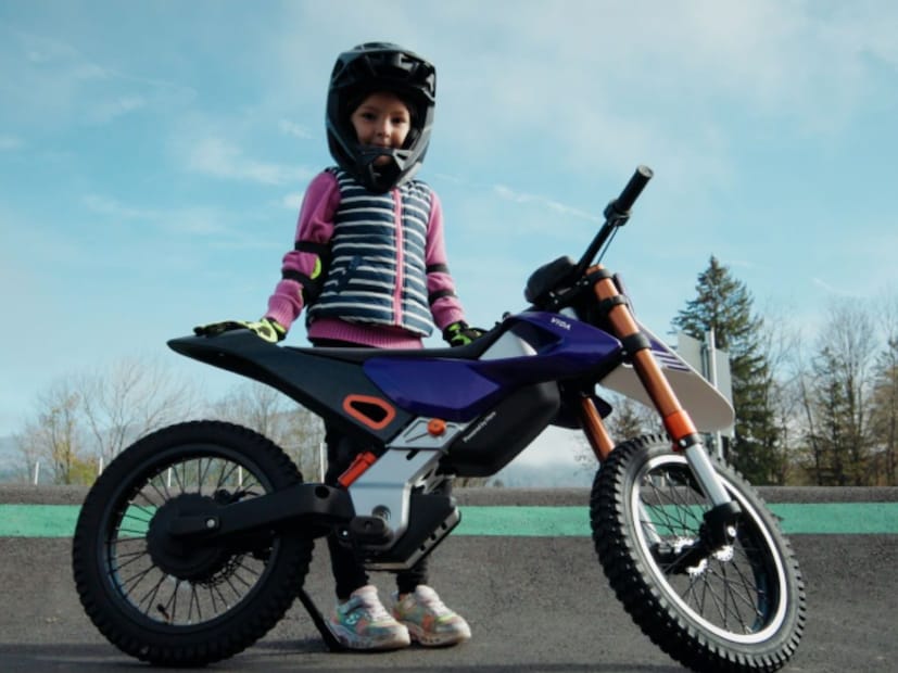 एवढंच नाहीतर vida dirt e k3 ही  मोबाईलमध्ये अॅपने कनेक्ट करता येते. ज्यामुळे पालक सुद्धा बाइकची स्पीड मर्यादा सेट करू शकते.  मुलाने किती किमी बाइक चालवली याची आकडेवारीही ट्रॅक करू शकतो.  विशेष म्हणजे, vida dirt e k3 ला  आंतरराष्ट्रीय स्तरावर बेस्ट असा डिझाइन पुरस्कार मिळाला होता. 