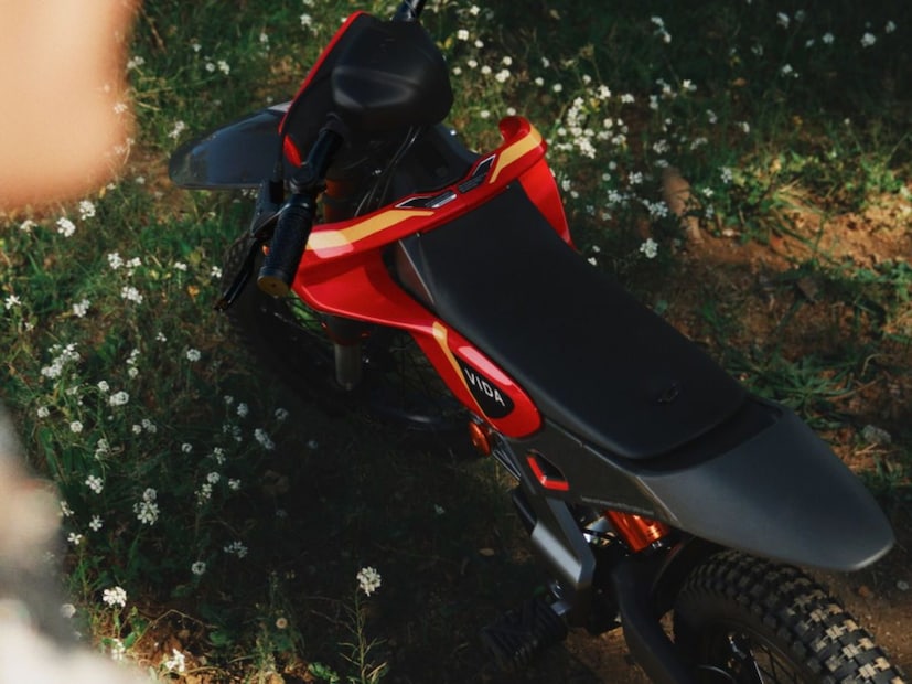 vida dirt e k3 च्या अनेक चांगले असे फिचर्स दिले आहे. vida dirt e k3 मध्ये सायकल चालवताना चालण्यासाठी काढता येण्याजोगे फूटपेग, अपघात झाल्यास शॉक कमी करण्यासाठी हँडलबारवर चेस्ट पॅड, मॅग्नेटिक किल स्विच आणि मागे मोटर कव्हर दिलं आहे.