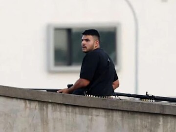 'हॉटेलमध्ये लपून जीव वाचवला', सिडनी गोळीबारात इंग्लंडचा दिग्गज क्रिकेटर बचावला 'हॉटेलमध्ये लपून जीव वाचवला', सिडनी गोळीबारात इंग्लंडचा दिग्गज क्रिकेटर बचावला