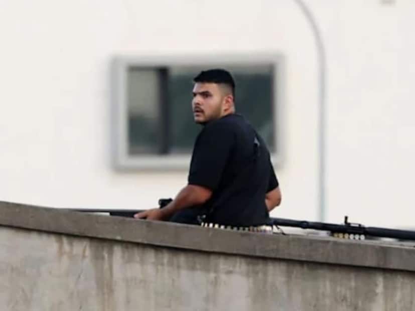 ऑस्ट्रेलियाच्या बॉन्डी बीचवर रविवारी दुपारी दोन जणांनी अंधाधुंद गोळीबार केला. ज्यू नागरिक बीचवर हनुक्का हा त्यांचा सण साजरा करत होते, तेव्हा दोघांनी हल्ला केला. या हल्ल्यामध्ये 12 जणांचा मृत्यू झाला आहे, तर अनेक जण जखमी झाले आहेत. या हल्ल्यात एक हल्लोखरही ठार झाला आहे. ऑस्ट्रेलियाच्या बॉन्डी बीचवर रविवारी दुपारी दोन जणांनी अंधाधुंद गोळीबार केला. ज्यू नागरिक बीचवर हनुक्का हा त्यांचा सण साजरा करत होते, तेव्हा दोघांनी हल्ला केला. या हल्ल्यामध्ये 12 जणांचा मृत्यू झाला आहे, तर अनेक जण जखमी झाले आहेत. या हल्ल्यात एक हल्लोखरही ठार झाला आहे.