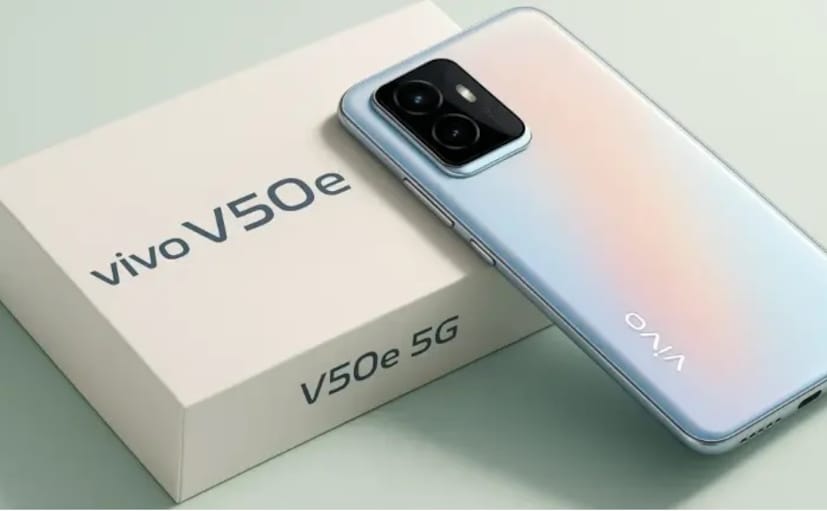 बॅटरीबद्दल बोलायचे झाले तर, Vivo V50e 5G मध्ये 5600mAh बॅटरी आहे जी 90W फास्ट चार्जिंगला सपोर्ट करते. शिवाय, फोन IP69 वॉटर आणि डस्ट रेझिस्टन्स देखील देतो. म्हणून, तुम्ही या बजेटमध्ये स्टायलिश, पॉवरफुल आणि कॅमेरा-फोकस्ड 5G फोन शोधत असाल, तर Vivo V50e 5G फ्लिपकार्ट सेल दरम्यान एक उत्तम किमतीची डील असू शकतो.