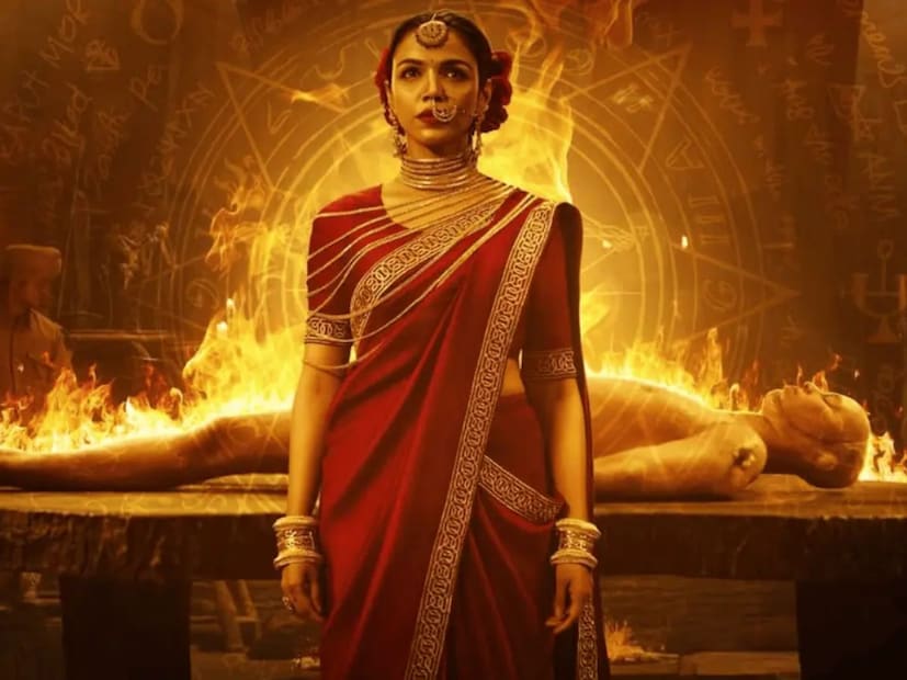  मंडेला मर्डर्स (Mandala Murders) : 'मंडेला मर्डर्स' ही एक क्राइम थ्रिलर सीरिज आहे. वाणी कपूरच्या या सीरिजमध्ये सस्पेन्सचा तडका पाहायला मिळतो. नेटफ्लिक्सवरील ही सीरिज IMDB च्या लोकप्रिय सीरिजच्या यादीत पाचव्या क्रमांकावर आहे.