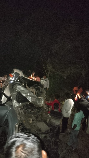 हा अपघात एवढा भीषण होता की, कार पुलावरून खाली जाऊन चक्काचूर झाली. घटनास्थळी पुलावर गार्ड स्टोन नसल्याचे दिसून आले आहे. अपघातानंतर लगेचच नागरिकांनी घटनास्थळी धाव घेतली आणि मदतकार्य सुरू केले. मात्र, पाच जणांना जीव गमवावा लागल्याने संपूर्ण परिसरात हळहळ व्यक्त होत आहे.