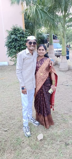 चार दिवसांपूर्वी लग्न झाल्यानंतर अनिकेत आणि मेघना हे नवदांपत्य पनवेलहून कुर्डूवाडी येथील मामांना घेऊन कुलदैवताच्या दर्शनासाठी तुळजापूरकडे जात होते. बार्शी-लातूर महामार्गावर घारीपासून सुमारे एक किलोमीटर अंतरावर असलेल्या जांभळबेट येथील पुलावर ही दुर्घटना घडली. भरधाव मालट्रकने समोरून कारला जोरदार धडक दिली आणि होत्याचे नव्हते झाले.