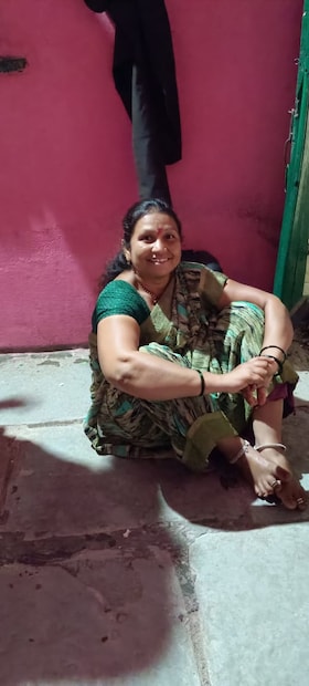 अपघातात कारमधील सातपैकी पाच जणांचा जागीच मृत्यू झाला असला तरी, अवघ्या चार दिवसांपूर्वी लग्न झालेले नवविवाहित दाम्पत्य, अनिकेत गौतम कांबळे (वय २८) आणि मेघना अनिकेत कांबळे (रा. दोघे पनवेल) हे दैवाने बचावले आहेत. 