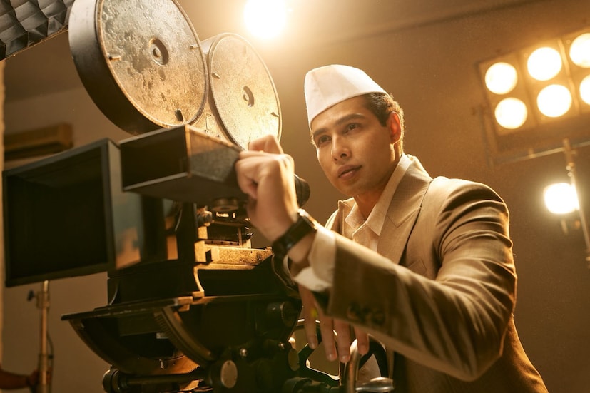 'आणि… डॅा. काशिनाथ घाणेकर' या गाजलेल्या चित्रपटाचे दिग्दर्शक अभिजित शिरीष देशपांडे यांनी या चित्रपटाचे लेखन, दिग्दर्शन करत आहेत. 'व्हि.शांताराम' हा सिनेमा हिंदीत रिलीज होणार आहे. सिनेमा 2026 मध्ये प्रेक्षकांच्या भेटीला येणार आहे. दरम्यान सिनेमाची रिलीज डेट अद्याप सांगण्यात आलेली नाही.  