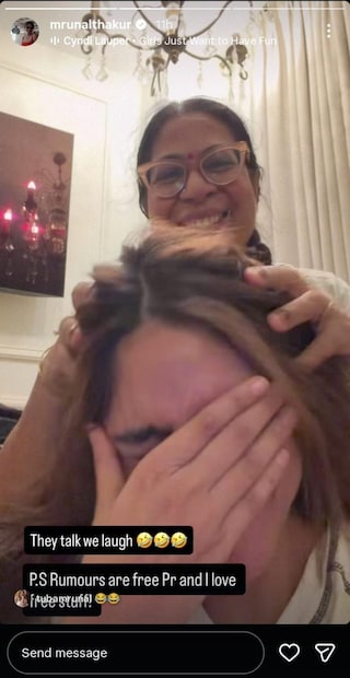 रविवार रात्री मृणाल ठाकूरने इन्स्टा स्टोरीवर एक व्हिडिओ शेअर केला, ज्यामुळे तिच्या डेटिंगच्या चर्चांना नवं वळण मिळालं. मृणालने या अफवांबद्दल थेट बोलणे टाळले असले तरी, तिने आईकडून चंपी घेतानाचा एक व्हिडिओ शेअर केला. या व्हिडिओमध्ये ती जोरजोरात हसत असल्याचे दिसत आहे.