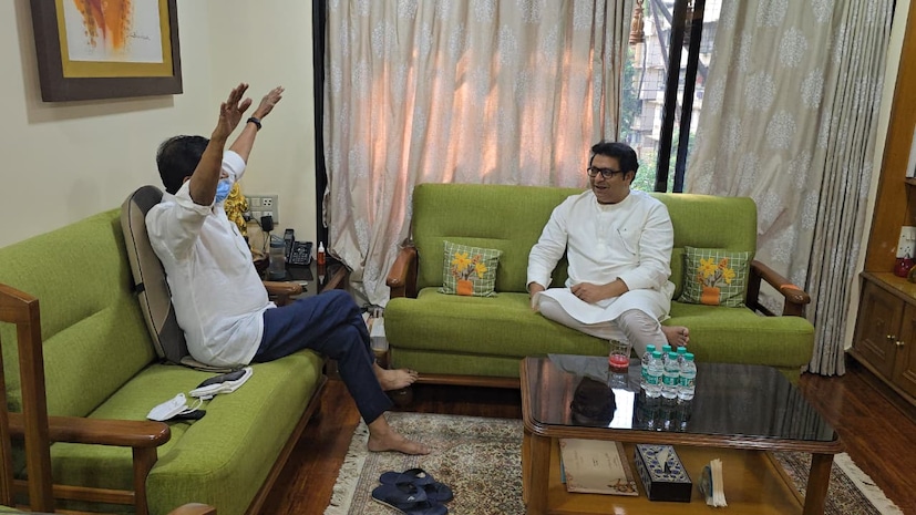 तब्बल २० वर्षांनंतर राज ठाकरे हे संजय राऊत यांच्या भांडूप येथील निवासस्थानी गेले होते. राज ठाकरे हे शिवसेनेत असताना कुठल्याशा कामानिमित्त संजय राऊत यांच्या निवासस्थानी गेले होते. त्यानंतर जवळपास २० वर्षांनी बुधवारी राज ठाकरे हे संजय राऊत यांच्या घरी गेले.