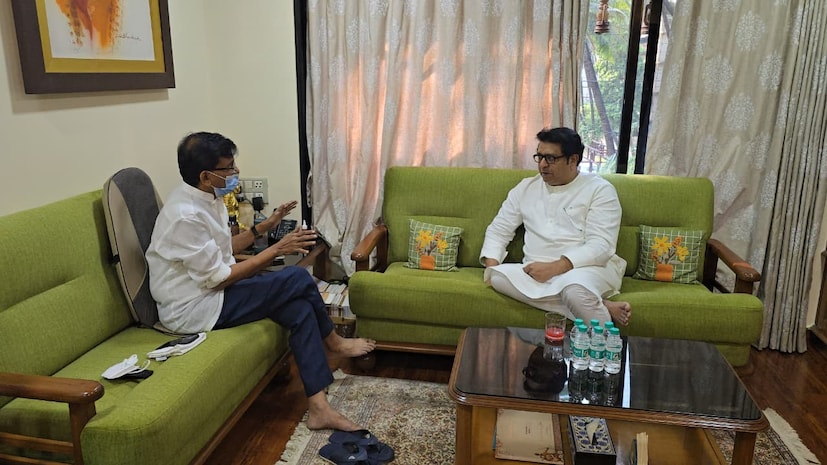 एकसंध शिवसेना असताना आणि राज ठाकरेही सेनेत असताना संजय राऊत आणि राज ठाकरे यांना विशेष दोस्ताना होता. त्यांच्या मैत्रीची पक्षात आणि पक्षाबाहेरही सतत चर्चा होत असे. विशेष म्हणजे राज ठाकरे यांनी शिवसेना सोडण्याचा निर्णय घेतल्यानंतर त्यांना समजाविण्यासाठी संजय राऊत हे कृष्णकुंजला गेले होते. मात्र त्यावेळी भडकलेल्या राज ठाकरे समर्थकांनी राऊत यांच्या गाडीची तोडफोड करून गाडीला आग लावली होती.