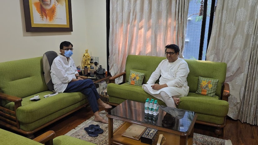 मनसे प्रमुख राज ठाकरे यांनी प्रकृतीची विचारपूस करण्यासाठी मंगळवारी संजय राऊत यांची भेट घेतली. संजय राऊत यांच्या भांडूप येथील निवासस्थानी राज ठाकरे यांनी बुधवारी दुपारी भेट त्यांची घेतली.