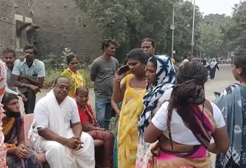 आठ वर्ष एकत्र राहिले, आता तो दुसरीशी लग्न करत असल्याने दिला जीव त्याने मला मारहाण केली, मला खूप त्रास दिला. मी सगळं सहन केले आणि आता तो मला सोडून दुसऱ्या तरुणीसोबत लग्न करत आहे. त्यामुळे मी जीव देत आहे, असं सांगितल्यानंतर प्रकाश कोळीने गळफास घेतला. 