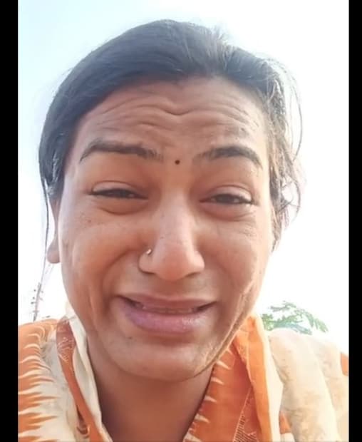 आत्महत्या केलेल्या तृतीयपंथीयाचे नाव प्रकाश कोळी असे आहे. तर सुजित जमादार असं धोका देणाऱ्या प्रियकराचं नाव आहे. 