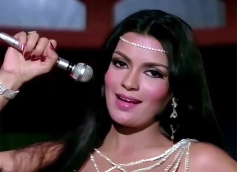 झीनत अमान यांना अनेकदा त्यांच्या जुन्या चित्रपटांच्या क्लिप्स पाहण्याची आवड आहे. अशातच त्यांना अमिताभ बच्चन यांच्यासोबतचा 'द ग्रेट गॅम्बलर'मधील एक सीन मिळाला.