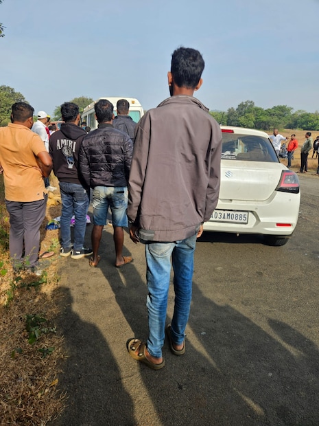 मुंबई पुणे जुन्या हायवेवर मिल ठाकूरवाडी जवळ तीव्र उतारावर टेम्पो पिकअप आणि कार यांच्यात धडक झाली असून या धडकेत टेम्पो चालक गंभीर जखमी झाला आहे.टेम्पो चालक धनंजय बोहे अस टेम्पो चालकाचे नाव असून तो माळशेज येथील रहिवासी असल्याचे समजते त्याला खोपोली येथील हॉस्पिटल अधिक उपचारार्थ दाखल करण्यात आले आहे. अपघाताचे कारण अस्पष्ट आहे. मुंबई पुणे जुन्या हायवेवर मिल ठाकूरवाडी जवळ तीव्र उतारावर टेम्पो पिकअप आणि कार यांच्यात धडक झाली असून या धडकेत टेम्पो चालक गंभीर जखमी झाला आहे.टेम्पो चालक धनंजय बोहे अस टेम्पो चालकाचे नाव असून तो माळशेज येथील रहिवासी असल्याचे समजते त्याला खोपोली येथील हॉस्पिटल अधिक उपचारार्थ दाखल करण्यात आले आहे. अपघाताचे कारण अस्पष्ट आहे.