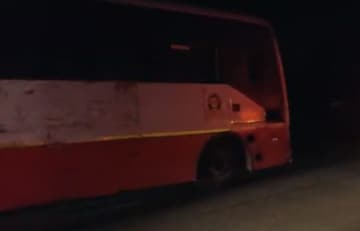 धक्कादायक! धावत्या बसची मागील दोन्ही चाकं निखळली, 25 प्रवाशांचा जीव टांगणीला धक्कादायक! धावत्या बसची मागील दोन्ही चाकं निखळली, 25 प्रवाशांचा जीव टांगणीला