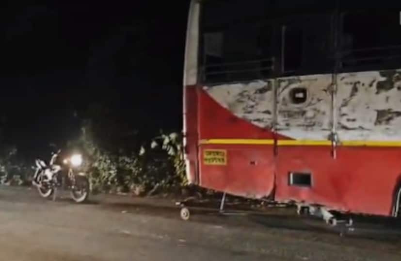 घटनेच्या वेळी बसमध्ये किमान २० ते २५ प्रवासी होते. अचानक जोराचा आवाज झाल्यानंतर बस हलू लागली. मागून धूळ उडू लागल्याने प्रवासी घाबरले. 