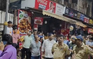 मुंबईच्या महालक्ष्मी मंदिरात हायअलर्ट, बेवारस बॅग सापडताच परिसर रिकामा मुंबईच्या महालक्ष्मी मंदिरात हायअलर्ट, बेवारस बॅग सापडताच परिसर रिकामा