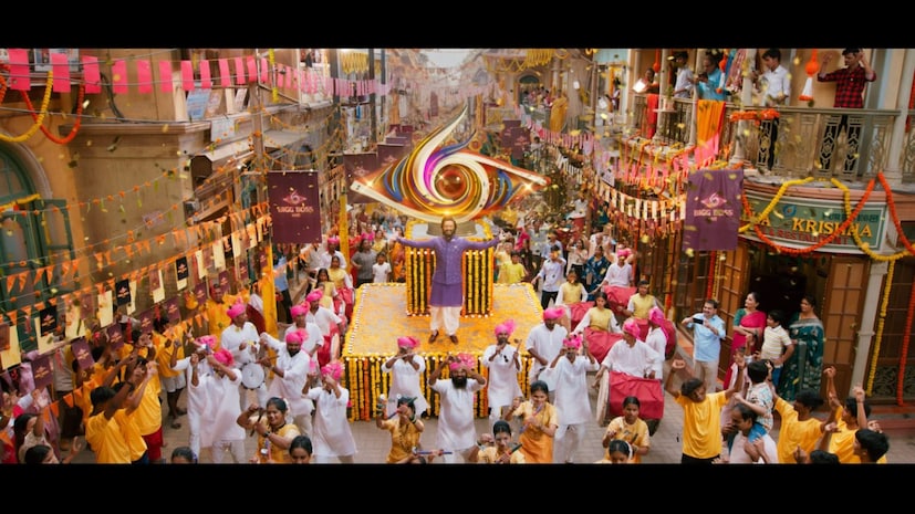  भाऊच्या एन्ट्रीसाठी उभारलेला आलिशान सेट, भव्य मिरवणुकीचे वातावरण, ढोल–ताशांचा गजर, रंगीबेरंगी रोषणाई आणि तब्बल 250 ते 300 लोकांची दणदणीत उपस्थिती या सगळ्यांच्या साक्षीने पार पडला 'बिग बॉस मराठी'च्या नव्या सिझनचा लार्जर-दॅन-लाईफ प्रोमो.