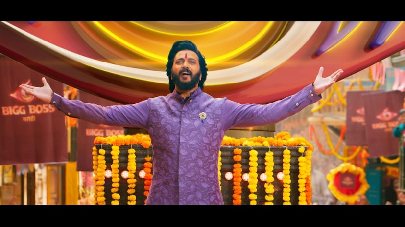  रितेश भाऊने पहिल्यांदाच प्रोमोमध्ये पारंपरिक वेशभूषा केली आहे. प्रत्येक फ्रेममध्ये त्याचा दिसणारा स्वॅग प्रेक्षकांची मने जिंकत आहे. या नव्या प्रोमोने बिग बॉस मराठीच्या नव्या सिझनचा बिगुल वाजला आहे. दरम्यान, सगळीकडे चर्चांना उधाण आले आहे आणि चर्चेत आहेत प्रोमोमधले रितेश भाऊंचे कडक डायलॉग... घरात कुणाचा नवस पूरा होणार? तर कुणाच्या सलामीने वातावरण झिंगणार? “काही असे हि असणार… पण, मी गप्प नाही बसणार...! अशा आणि अनेक प्रश्नांची उत्तरं मिळणार आहेत लवकरच!