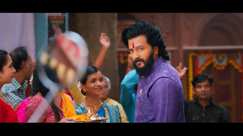  सगळीकडे उत्साहाची लाट उसळली आहे. रितेश भाऊंचा मस्त लूक, दमदार स्वॅग प्रेक्षकांची मने जिंकत आहे. “मागचा सीझन वाजवलाय, यंदाचा गाजवायचाय...आहात ना तय्यार!” भाऊच्या या वाक्याने प्रेक्षकांची धडधड अजूनच वाढली आहे.