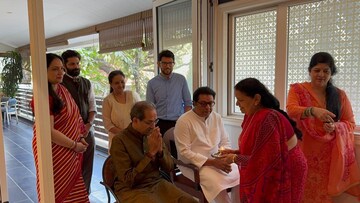 राज-उद्धव यांचं भावनिक मनोमीलन; बहिणीच्या औक्षणाने पुन्हा सांधलं तुटलेलं नातं