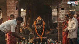 युपीमधील 'या' मंदिरातही फुलांऐवजी चढवली जाते दारू, प्रसादामध्ये तर...