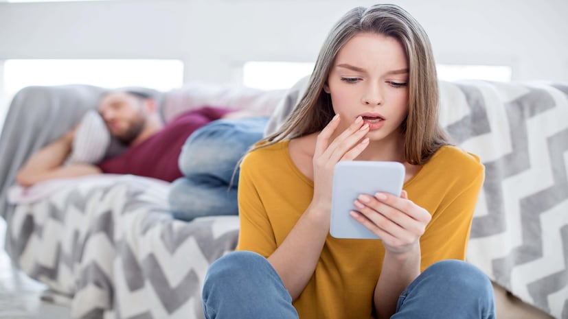 WhatsApp Secret Tips: आजच्या डिजिटल युगात व्हॉट्सअ‍ॅप आपल्या जीवनाचा अविभाज्य भाग बनले आहे. चॅटिंग, फोटो आणि व्हिडिओ शेअरिंग—प्रत्येक लहान-मोठी कम्युनिकेशन या अ‍ॅपवर होतात. पण तुमचा जोडीदार कोणाशी सर्वात जास्त चॅट करतो याचा तुम्ही कधी विचार केला आहे का? किंवा ते सर्वात जास्त फोटो आणि व्हिडिओ कोणासोबत शेअर करतात? हा प्रश्न तुमच्या मनात वारंवार येत असेल, तर काळजी करण्याची गरज नाही. WhatsApp Secret Tips: आजच्या डिजिटल युगात व्हॉट्सअ‍ॅप आपल्या जीवनाचा अविभाज्य भाग बनले आहे. चॅटिंग, फोटो आणि व्हिडिओ शेअरिंग—प्रत्येक लहान-मोठी कम्युनिकेशन या अ‍ॅपवर होतात. पण तुमचा जोडीदार कोणाशी सर्वात जास्त चॅट करतो याचा तुम्ही कधी विचार केला आहे का? किंवा ते सर्वात जास्त फोटो आणि व्हिडिओ कोणासोबत शेअर करतात? हा प्रश्न तुमच्या मनात वारंवार येत असेल, तर काळजी करण्याची गरज नाही.