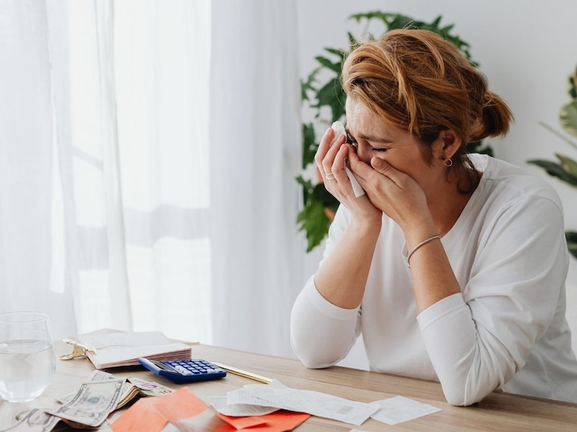 ऑपरेशन दरम्यान, डॉक्टरांनी चुकून डेबीच्या पायातील मज्जातंतूला नुकसान पोहोचवलं, ज्यामुळे पोटदुखी आणि पचनाच्या समस्या निर्माण झाल्या. तिचे पाय दुखत होते, पोटात त्रास होत होता, वारंवार बाथरूमला जाणं आणि जड वस्तू उचलण्यास त्रास होत होता.