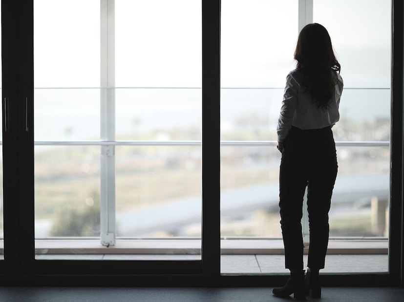 47 वर्षांची डेबी स्टीव्हन्स दोन मुलांची आई आहे आणि तिचा घटस्फोट झाला आहे. 2009 मध्ये तिने अटलांटिक ऑटोमोटिव्ह ग्रुपमध्ये काम करायला सुरुवात केली, जो अब्जावधी डॉलर्सचा कार डीलरशिप होता. तिची बॉस होती 61 वर्षांची जॅकी ब्रुसिया, जी कंपनीची कंट्रोलर होती. 2010 मध्ये डेबीने कंपनी सोडली आणि फ्लोरिडाला गेली. सप्टेंबरमध्ये ती तिच्या मुलीला भेटण्यासाठी न्यू यॉर्कला परतली आणि जुन्या डीलरशिपला भेट दिली. तिथं ब्रुसियाने तिला सांगितलं की तिला किडनी प्रत्यारोपणाची आवश्यकता आहे. विचार न करता, डेबी म्हणाली की गरज पडल्यास ती तिची किडनी दान करेल.