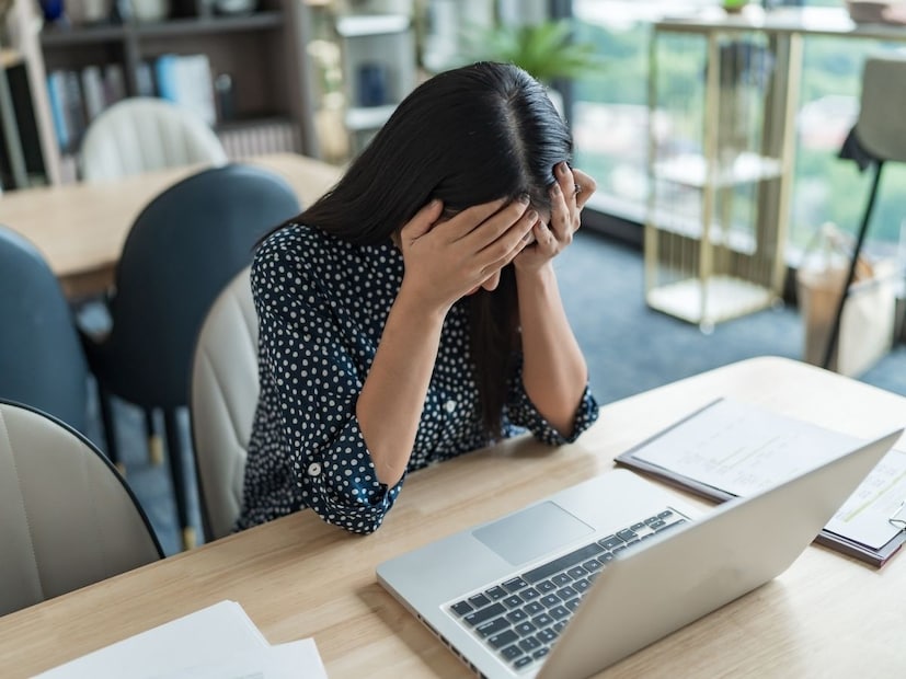 एप्रिल 2012 मध्ये डेबीने न्यू यॉर्क राज्य मानवाधिकार आयोगाकडे औपचारिक तक्रार दाखल केली. तिने आरोप केला की तिच्या बॉसने तिचा वापर फक्त किडनी मिळवण्यासाठी केला आणि नंतर तिला कामावरून काढून टाकलं. ऑक्टोबर 2012 मध्ये न्यू यॉर्क राज्य मानवाधिकार विभागाने असा निकाल दिला की डेबीला कामावरून काढून टाकणं हा अन्याय आहे. बोर्डाला अटलांटिक ऑटोमोटिव्ह ग्रुपने भेदभाव केल्याचं संभाव्य कारण आढळलं. डेबीचे वकील लिओनार्ड लीड्स यांनी सांगितलं की ते भेदभावाचा खटला दाखल करतील आणि लाखो डॉलर्सची नुकसानभरपाई मागतील.