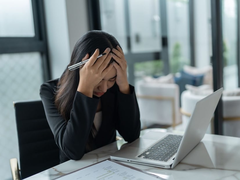 मानसिक ताणामुळे डेबीने मानसोपचारतज्ज्ञाचा सल्ला घेतला. तिने एका वकीलाचीही नियुक्ती केली. मार्च 2012 मध्ये डेबीच्या वकिलांनी कंपनीला पत्र पाठवलं. अटलांटिक ऑटोमोटिव्ह ग्रुपने कामगिरीच्या समस्या असं कारण देत डेबीला कामावरून काढून टाकलं. डेबीचा दावा आहे की तिला लेखी इशारा देण्यात आला नव्हता किंवा कामगिरी सुधारणा योजनेत ठेवण्यात आलं नव्हतं.