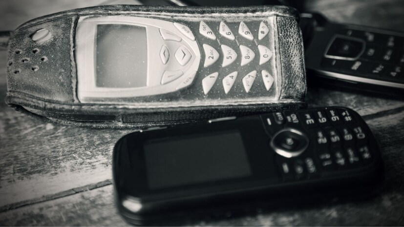 या फोनमधील सिम कार्ड नंबर तुमच्या बँक खात्यांशी लिंक करा. असे फोन हॅक केले जाऊ शकत नाहीत किंवा त्यांना कोणतेही लिंक पाठवता येत नाहीत, कारण इंटरनेटशिवाय लिंक्सवर क्लिक करता येत नाही. बँका आणि इतर एजन्सी सामान्यतः फक्त टेक्स्ट मेसेजद्वारे माहिती पाठवतात, त्यामुळे तुम्हाला ती माहिती या फोनवर सहजपणे मिळेल आणि तुम्ही अपडेट राहू शकता.