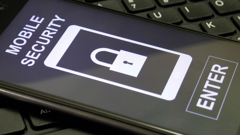 दिल्ली पोलिसांच्या सायबर सुरक्षा पथकाचे सदस्य किसलय चौधरी यांनी सांगितलं की, सायबर गुन्हेगार तुमच्या सर्व iOS किंवा Android आधारित फोनना लक्ष्य करू शकतात, मग ते आयफोन असो किंवा इतर कोणताही महागडा फोन असो.