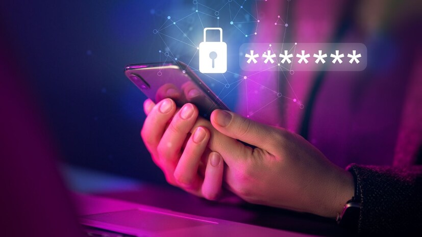 सगळ्यात सेफ फोन कोणता असं विचारलं तर बहुतेक लोक म्हणतील की Apple चा आयफोन सुरक्षित आहे, किंवा काहीजण खूप महागडे अँड्रॉइड फोन म्हणतील. पण प्रत्यक्षात आयफोन किंवा महागडे अँड्रॉइड फोन सुरक्षित नाहीत. सायबर तज्ज्ञांनी सांगितलं की इंटरनेट असलेला कोणताही फोन असुरक्षित आहे. फसवणूक होण्याची शक्यता नेहमीच असते.