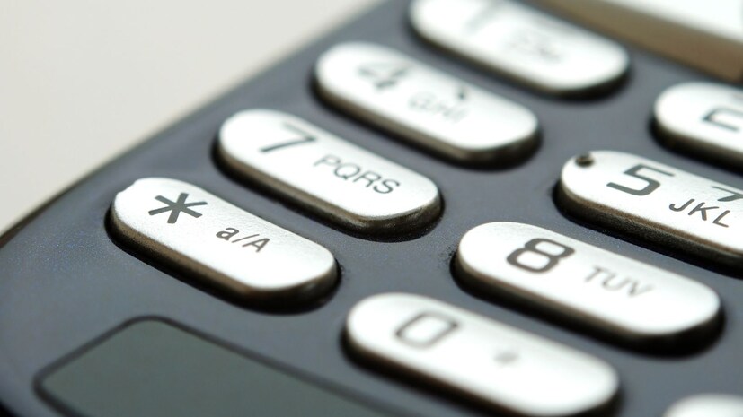 किसले यांनी सांगितलं की, काही खूप हुशार बडे बिझनसमन त्यांच्या स्मार्टफोनसोबत एक साधा कीपॅड फोन ठेवतात. हे त्याच्या फायद्यांमुळे आहे. म्हणून जर तुम्हाला सायबर फसवणूक टाळायची असेल तर असा फोन ठेवा, असा सल्ला त्यांनी दिला आहे. असे फोन अवघ्या काही हजारातच मिळतात. याची किंमत इतकी कमी असते की एकाचवेळी तुम्ही दोन फोनही खरेदी करू शकता.