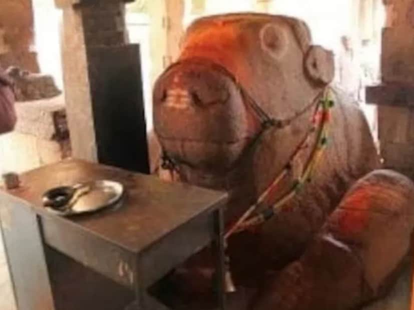या मंदिरात स्थापित केलेल्या दगडी नंदीच्या मूर्तीचा आकार सतत वाढत असल्याचा दावा केला जातो. दरवर्षी या नंदीचा आकार वाढत जातो. या मंदिराचे पुजारी म्हणतात की गेल्या काही वर्षांत नंदीच्या मूर्तीचा आकार लक्षणीयरीत्या वाढला आहे. त्यांनी स्पष्ट केलं की नंदीची मूर्ती पूर्वी लहान होती, पण आता ती इतकी मोठी झाली आहे की मंदिराचे काही खांब काढून टाकावे लागले.