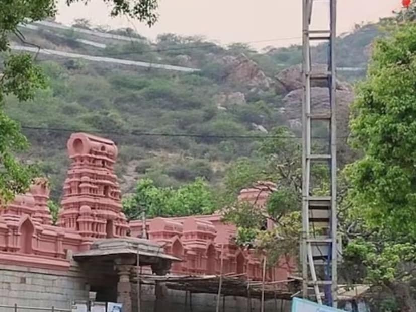 भगवान अर्धनारीश्वराला समर्पित हे मंदिर श्री यगंती उमा माहेश्वरी मंदिर म्हणूनही ओळखलं जातं. इथं शिव आणि पार्वती एकाच दगडात कोरलेल्या अर्धनारीश्वर रूपात विराजमान आहेत. हे कदाचित अशा प्रकारचं पहिलं मंदिर असेल जिथं भगवान शिवाची पूजा शिवलिंग म्हणून नव्हे तर मूर्ती म्हणून केली जाते. पण ते त्याच्या रहस्यांमुळे चर्चेत राहिलं आहे. मग नंदीचा आकार असो किंवा गोपूरममधील पाण्याच्या प्रवाह असो.