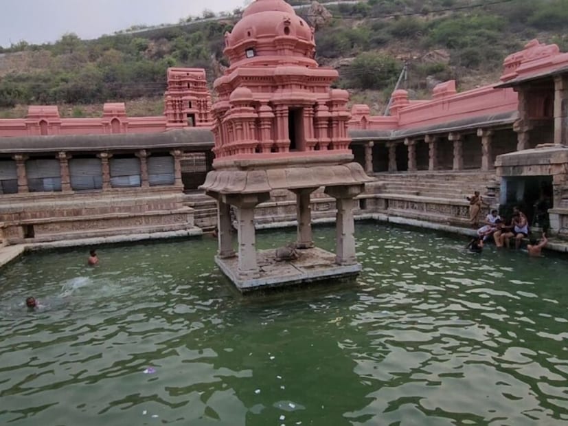 सुंदर नैसर्गिक दृश्यांनी वेढलेले हे मंदिर आणखी एका खास वैशिष्ट्यासाठी ओळखलं जातं. इथं पुष्करणी नावाचा एक पवित्र झरा, जो वर्षभर वाहतो. या पुष्करणीतील पाणी कुठून येतं हे कोणालाही माहिती नाही. मंदिरात प्रवेश करण्यापूर्वी या पवित्र पाण्यात स्नान केल्याने सर्व पापं धुऊन जातात असा भाविकांचा विश्वास आहे.